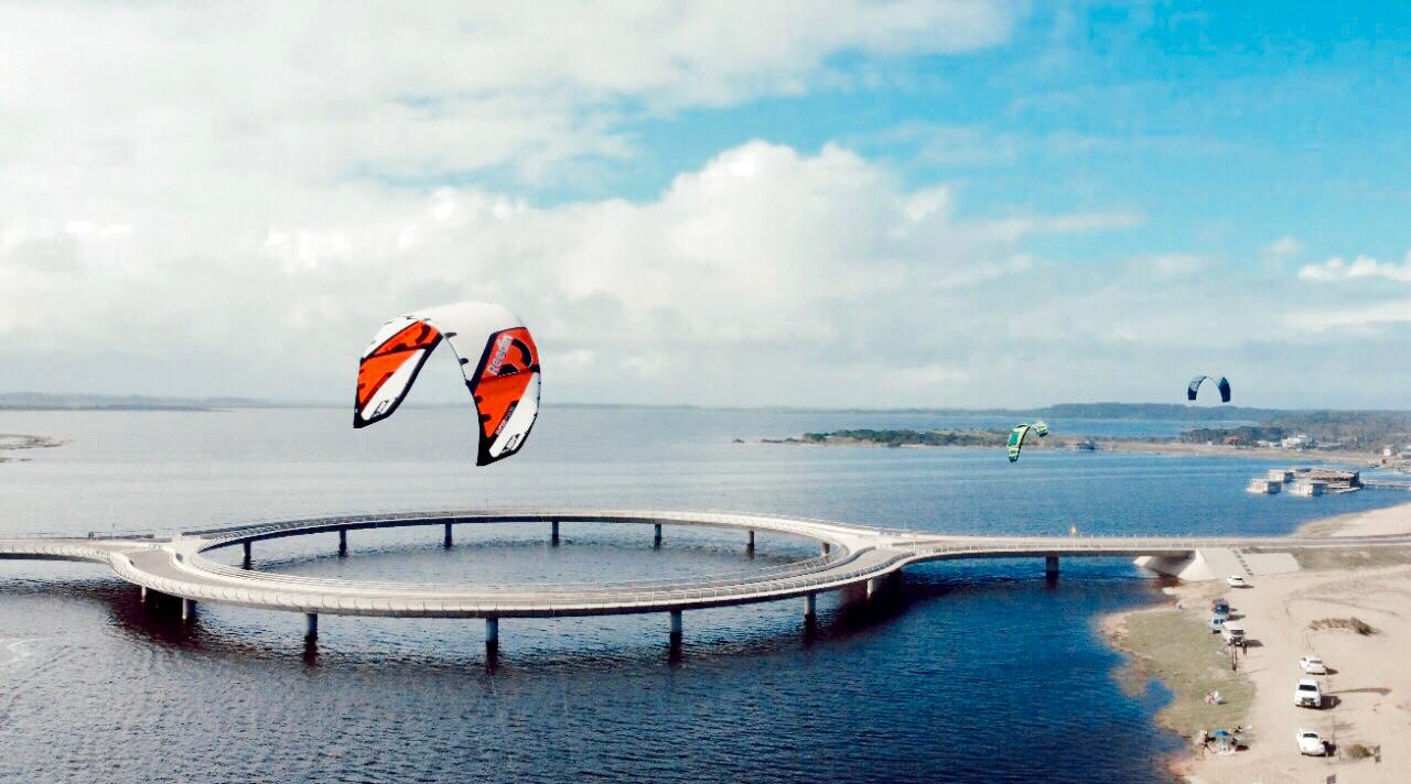 Kites sobre el puente circular de Laguna Garzón